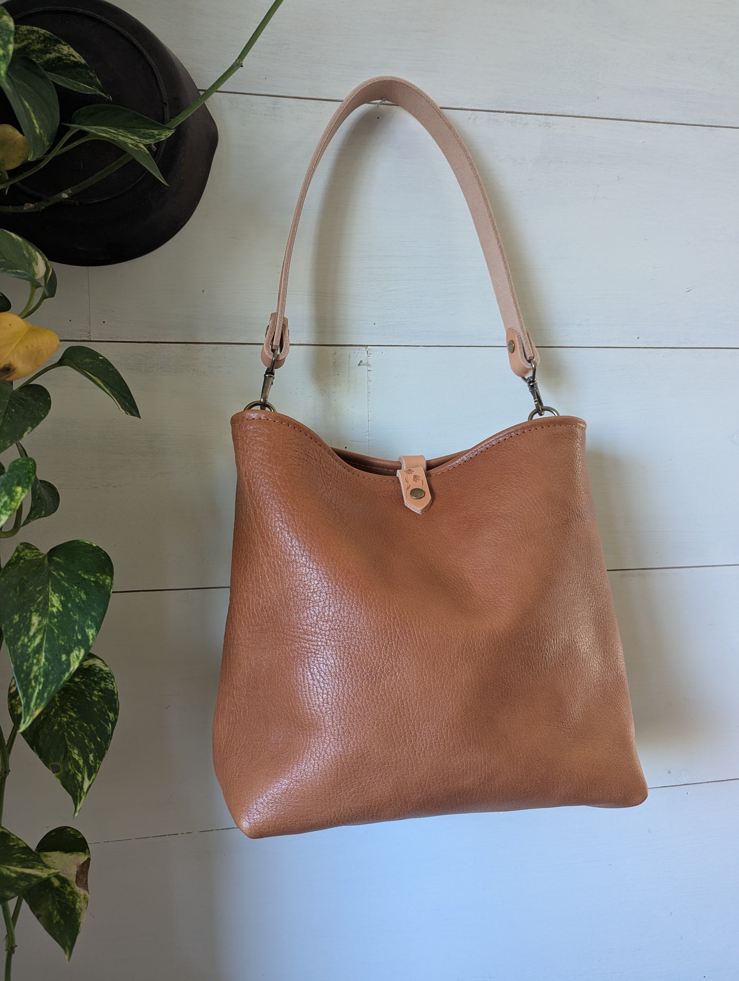 Medium Bucket in Heirloom Vegetable Tanned Leather