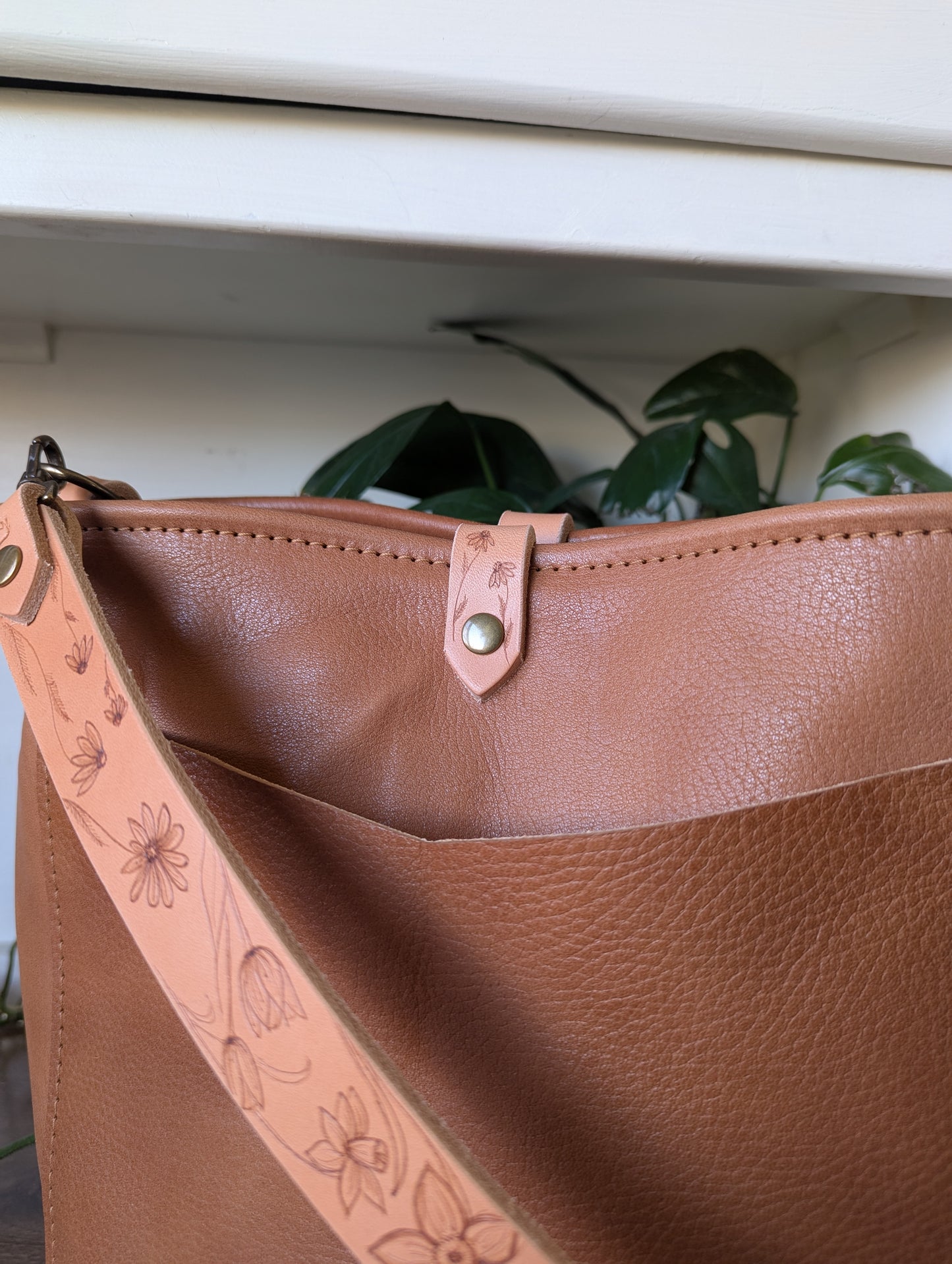 Medium Bucket in Heirloom Vegetable Tanned Leather
