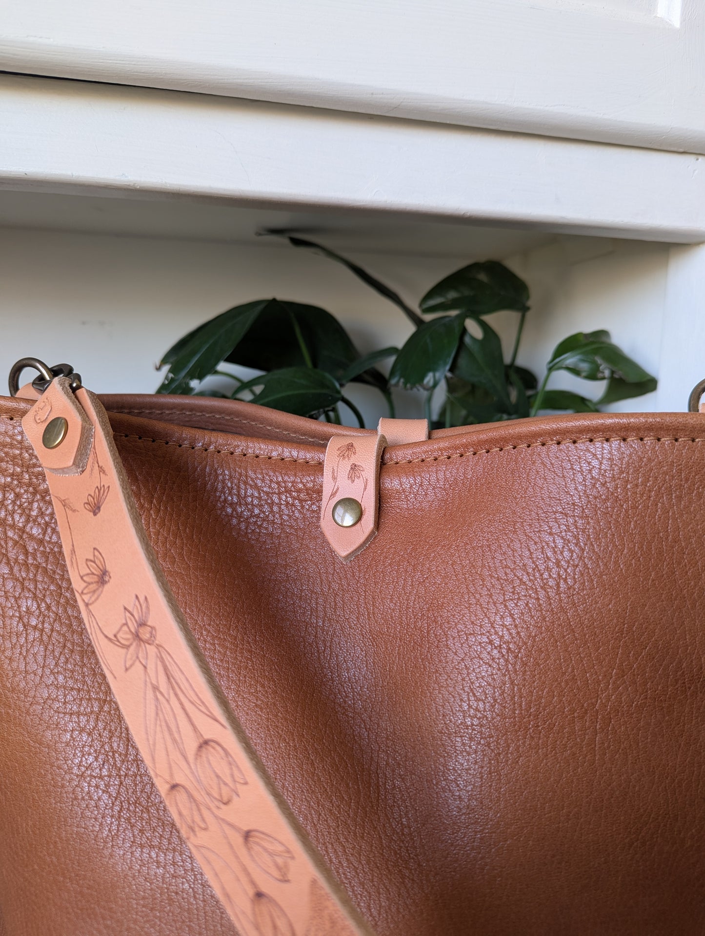 Medium Bucket in Heirloom Vegetable Tanned Leather