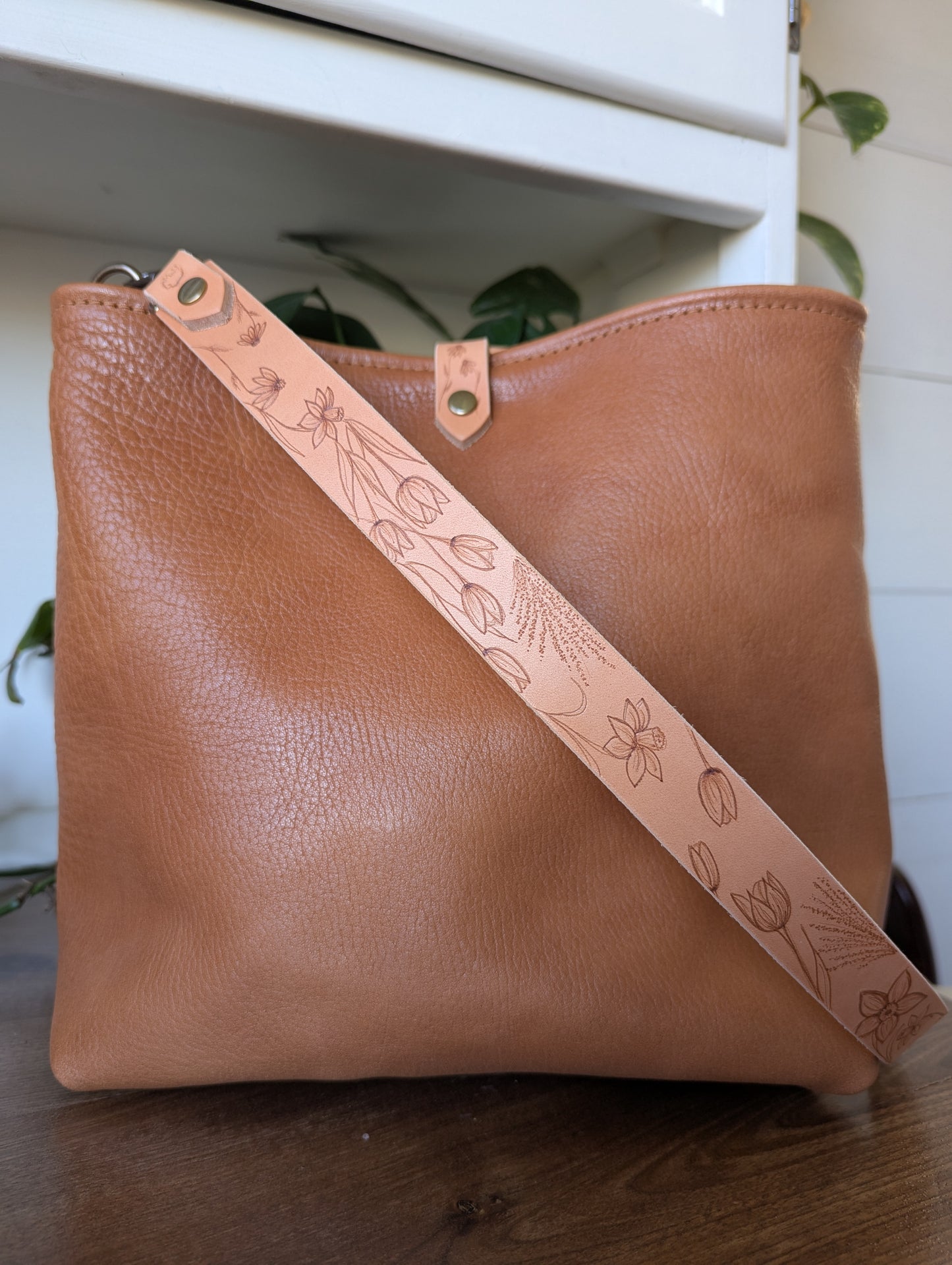 Medium Bucket in Heirloom Vegetable Tanned Leather